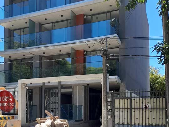 living de apartamento con chica en balcon