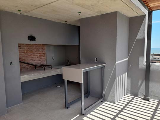 living de apartamento con chica en balcon