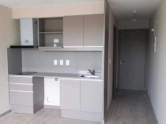 living de apartamento con chica en balcon