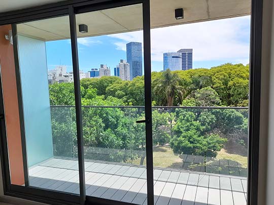 living de apartamento con chica en balcon