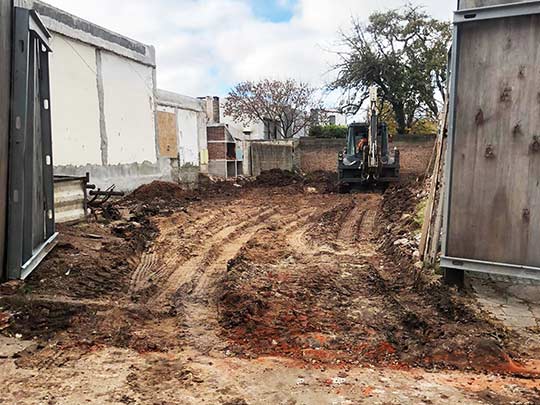 living de apartamento con chica en balcon