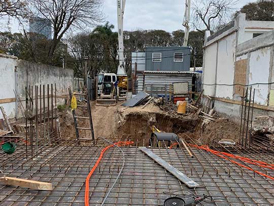 living de apartamento con chica en balcon