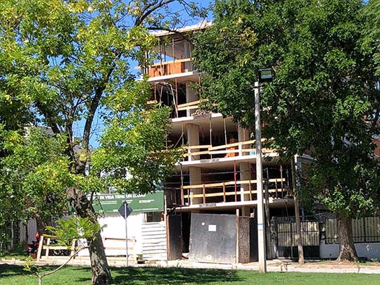 living de apartamento con chica en balcon