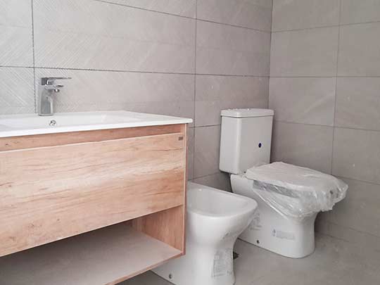 living de apartamento con chica en balcon