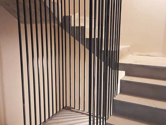 living de apartamento con chica en balcon