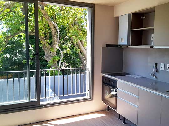 living de apartamento con chica en balcon