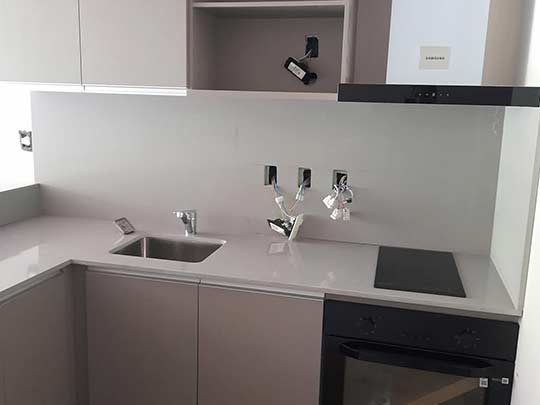 living de apartamento con chica en balcon