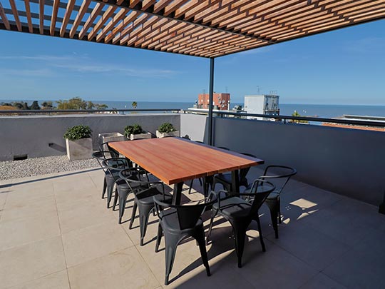 living de apartamento con chica en balcon