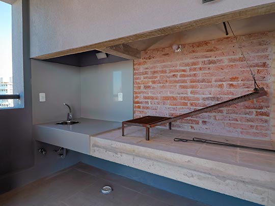 living de apartamento con chica en balcon