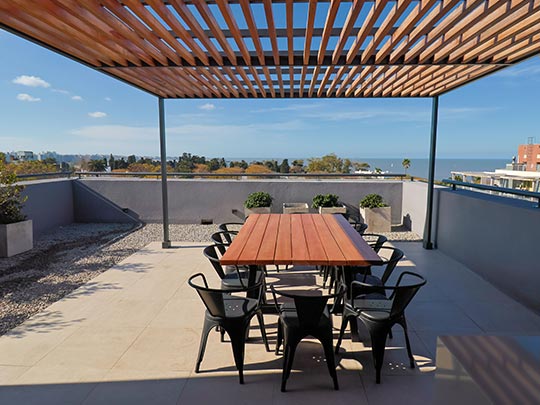 living de apartamento con chica en balcon