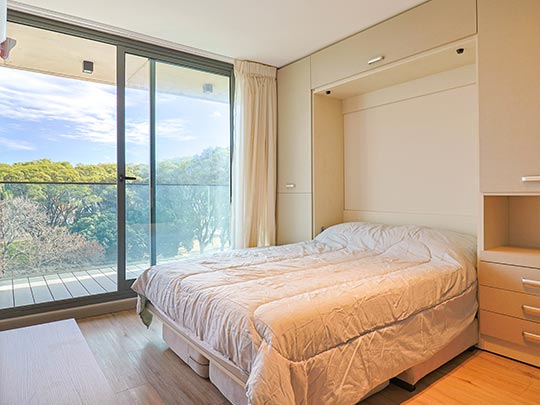 living de apartamento con chica en balcon