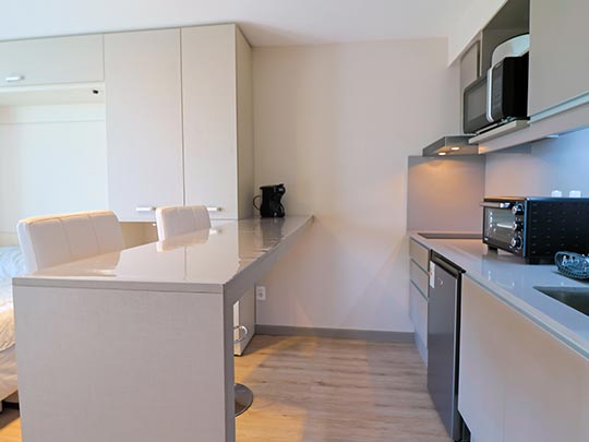 living de apartamento con chica en balcon