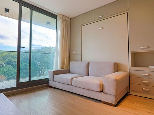 living de apartamento con chica en balcon