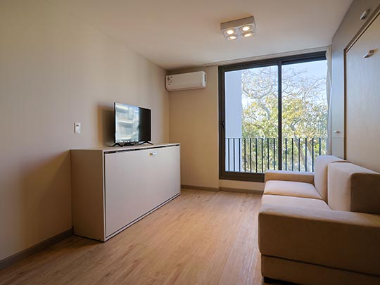 living de apartamento con chica en balcon