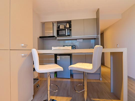 living de apartamento con chica en balcon