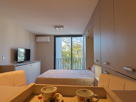 living de apartamento con chica en balcon