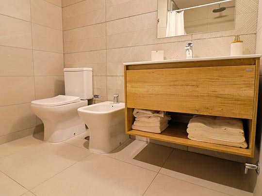 living de apartamento con chica en balcon