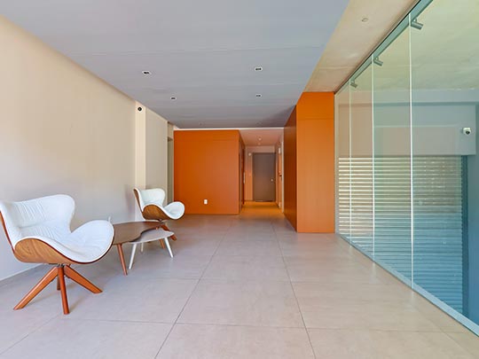 living de apartamento con chica en balcon