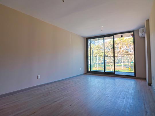 living de apartamento con chica en balcon