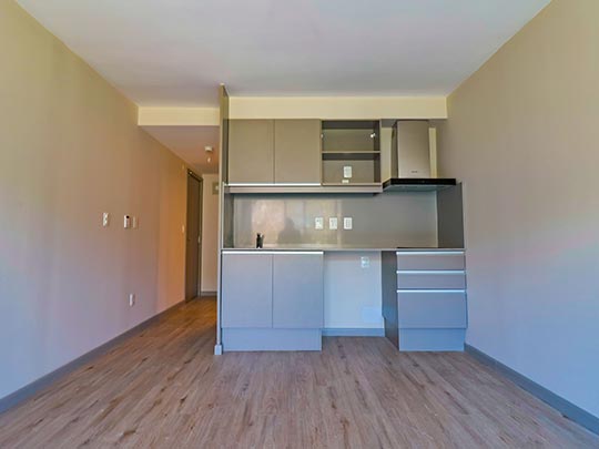 living de apartamento con chica en balcon