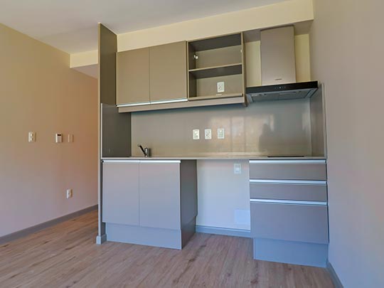 living de apartamento con chica en balcon