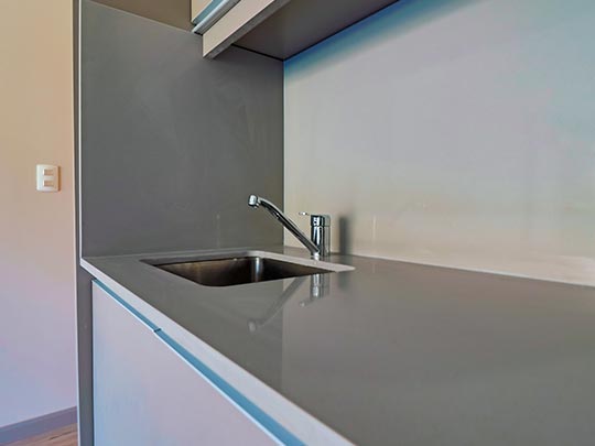 living de apartamento con chica en balcon