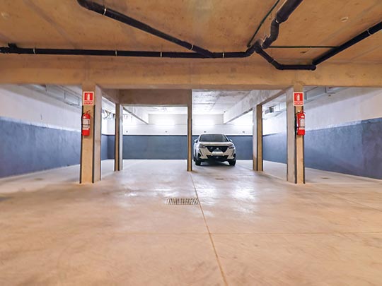 living de apartamento con chica en balcon