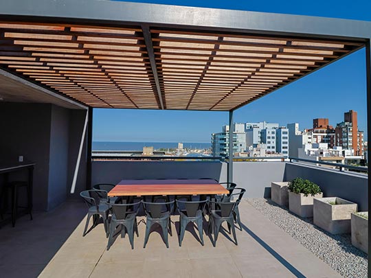 living de apartamento con chica en balcon