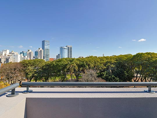 living de apartamento con chica en balcon