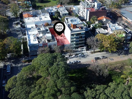 plano interior de lobby con auto saliendo y pareja charlando