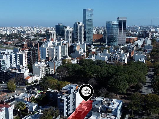 plano interior de lobby con auto saliendo y pareja charlando