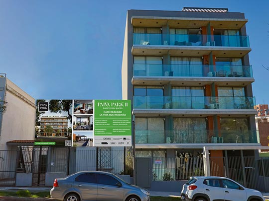 plano interior de lobby con auto saliendo y pareja charlando